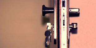 Locksmith Aigburth- cylinder lock change.